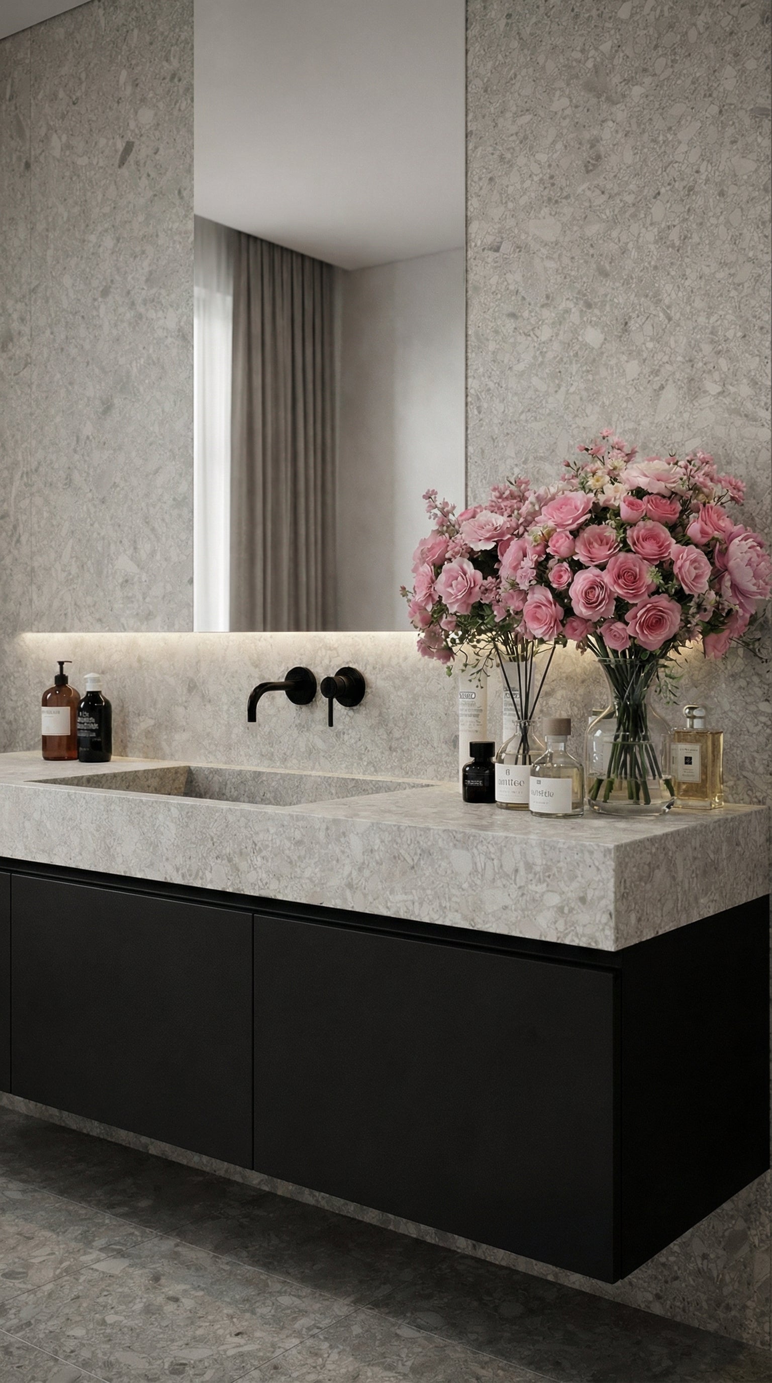 Maßgefertigter Dekton Waschtisch Ava von Cosentino mit integriertem Waschbecken, schwarzem Waschbeckenunterschrank und schwarzer Wandarmatur im modernen Badezimmer